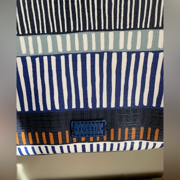 Fossil Emma Tote with matching wallet
Blue and brown pattern - Picture 7 of 16